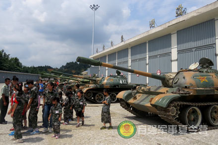 参观部队坦克营 增长见识